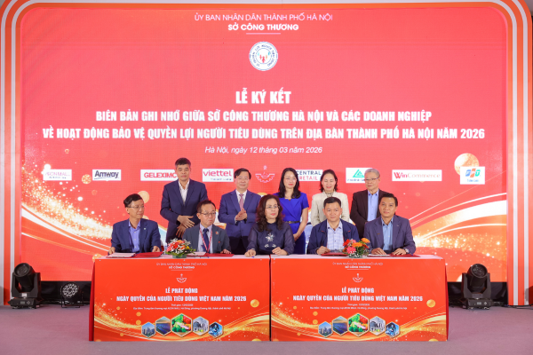 Ông Nguyễn Phương Sơn - Giám đốc Đối ngoại Amway Việt Nam (ngoài cùng bên phải) ký kết Biên bản ghi nhớ cùng Sở Công thương về hoạt động bảo vệ quyền lợi người tiêu dùng trên địa bàn thành phố Hà Nội