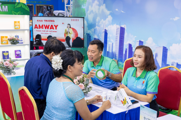 Tư vấn viên từ Amway trực tiếp chia sẻ thông tin, giúp người dân mua sắm thông thái tại gian hàng Góc tư vấn tiêu dùng