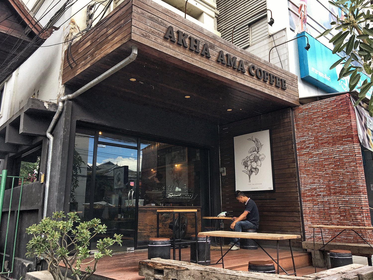 Không gian bên ngoài quán cà phê  Akha Ama Coffee - Ảnh: worldcoffeebeans.com