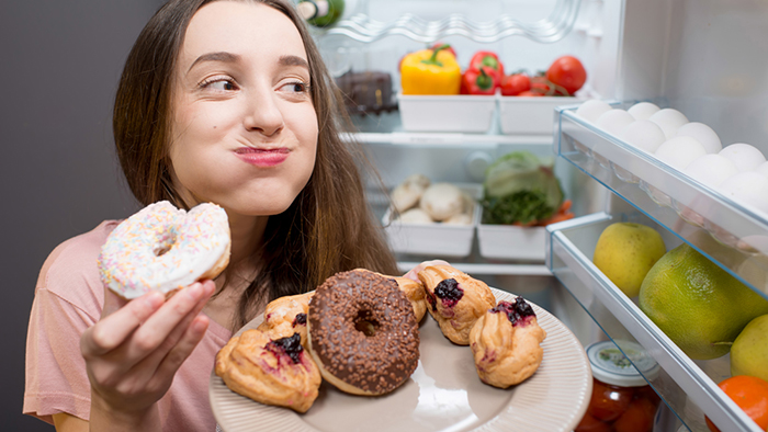 Tránh ăn đồ ngọt khi đói, thay vào đó, hãy kết hợp với thực phẩm giàu chất xơ và chất đạm để tránh đường huyết tăng vọt