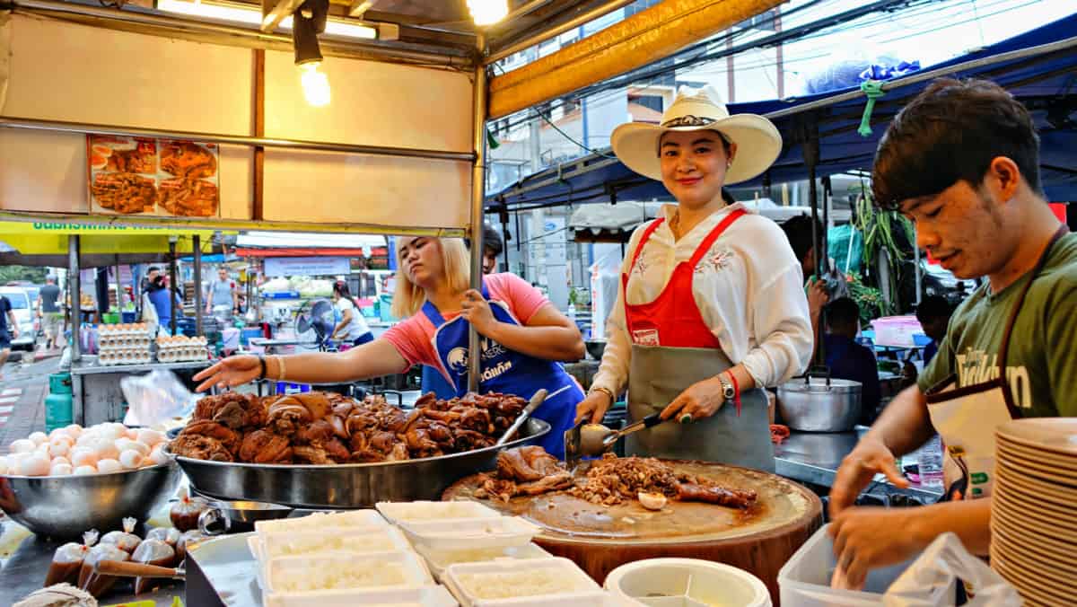 Quầy hàng của “người phụ nữ đội mũ cao bồi” với món chân giò hầm - Ảnh: timetomosey.com