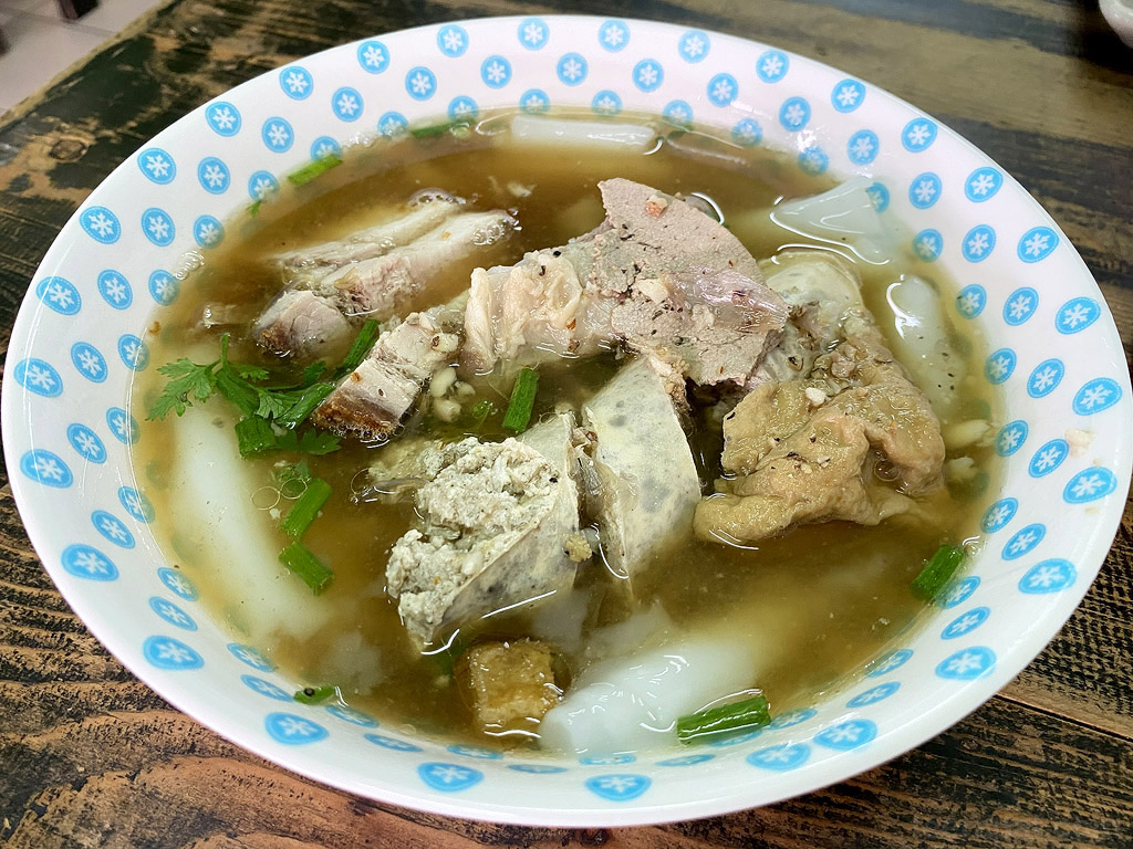 Món mì gạo nổi tiếng tại nhà hàng Guay Jub Chang Moi Tat Mai - Ảnh: teerapat.com