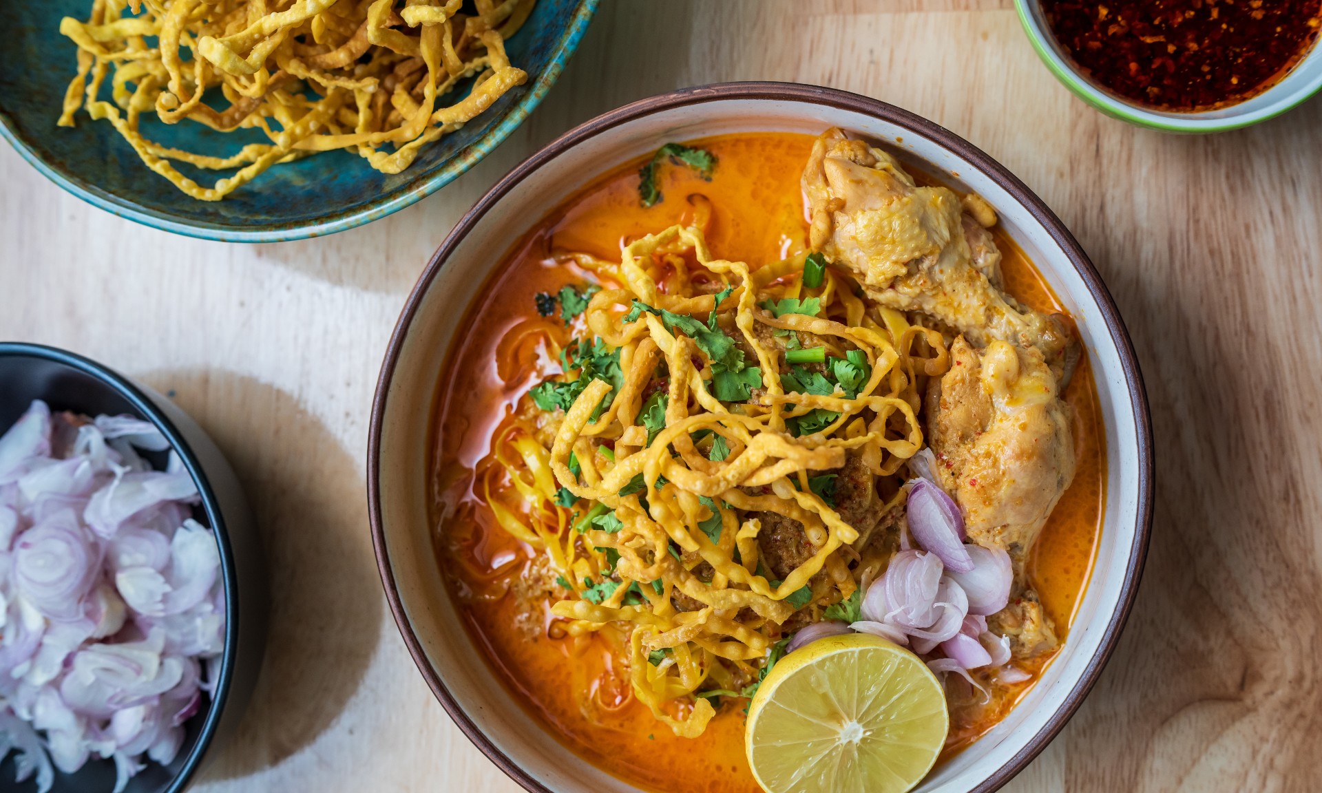 Khao Soi là món mì cà ri thường dùng với thịt gà hoặc bò - Ảnh: shutterstock.com