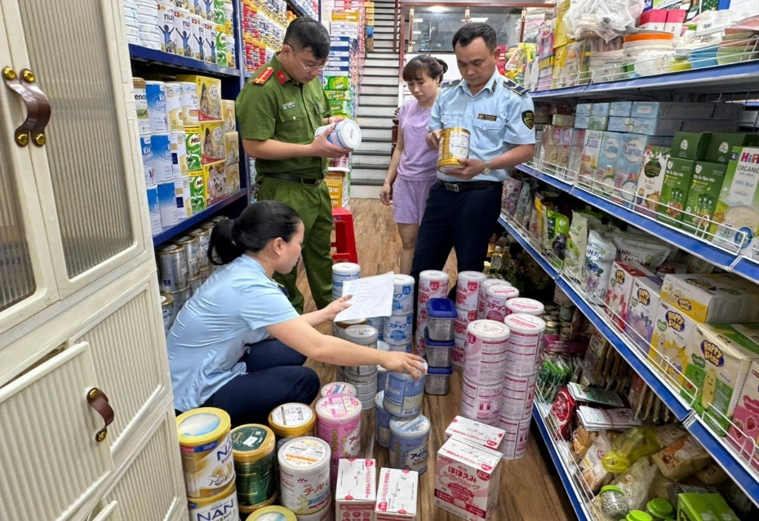 Lực lượng chức năng kiểm tra một hộ kinh doanh tại huyện Diễn Châu (Nghệ An) phát hiện sản phẩm sữa bột trẻ em nhập lậu vào năm 2025 - Ảnh: Công an tỉnh Nghệ An