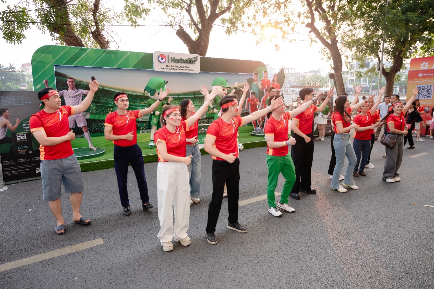 Các hoạt động hoạt náo của Herbalife trước giờ bóng lăn