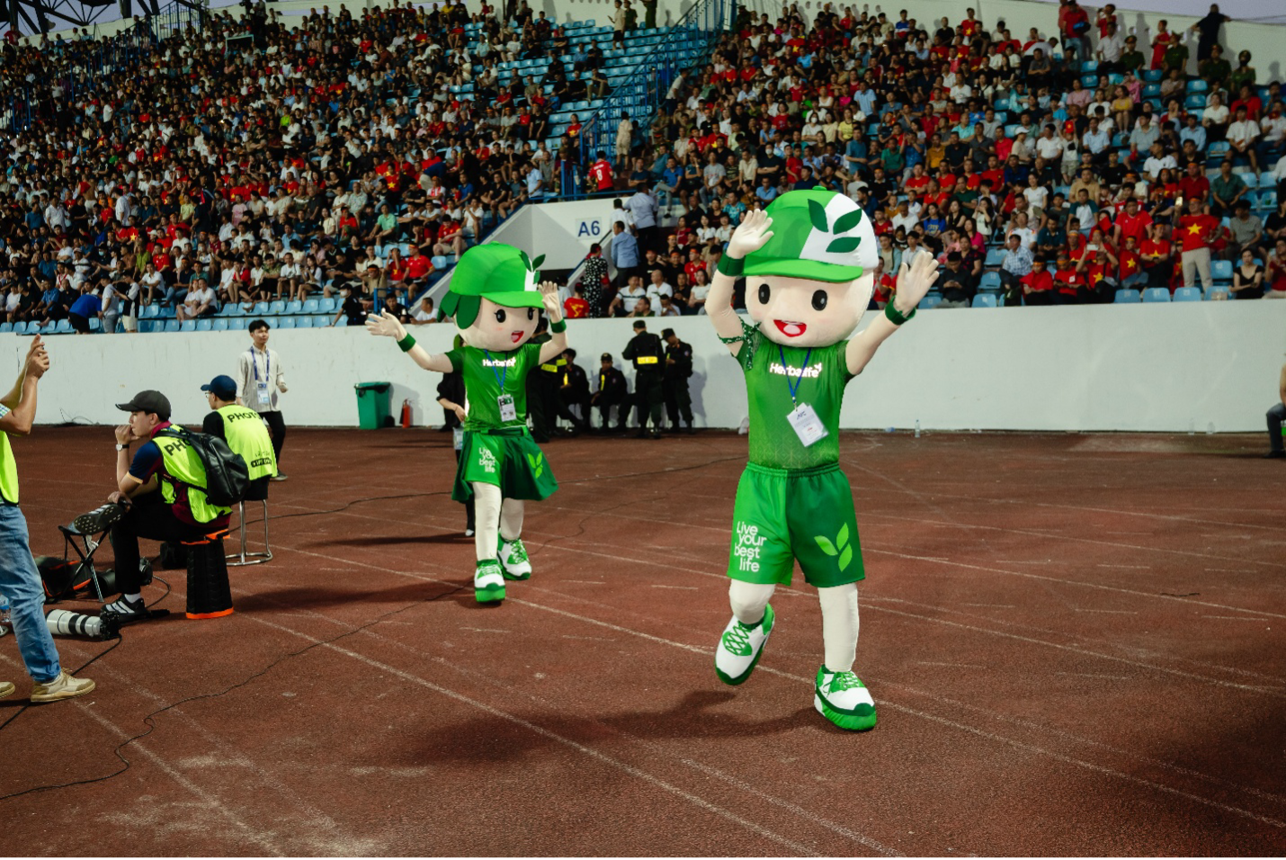 Mascot hoạt náo của Herbalife góp phần tăng thêm không khí náo nhiệt tại khán đài