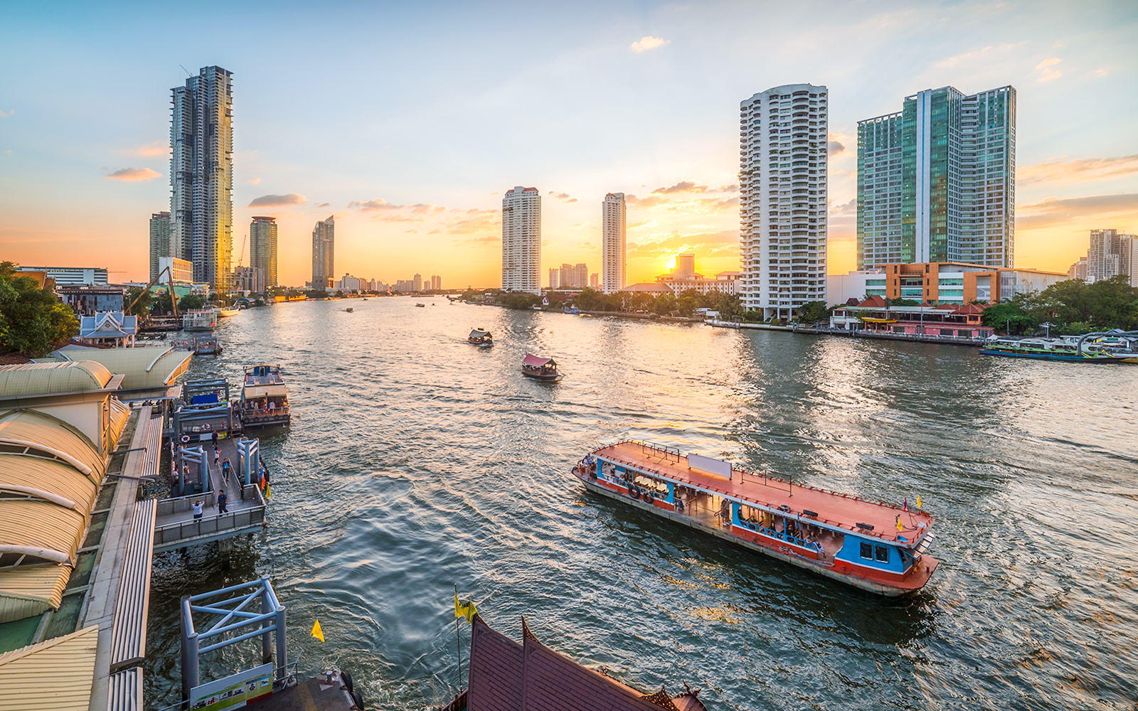 Khung cảnh dọc bờ sông Chao Phraya - Ảnh: bangkok-river-cruise.com