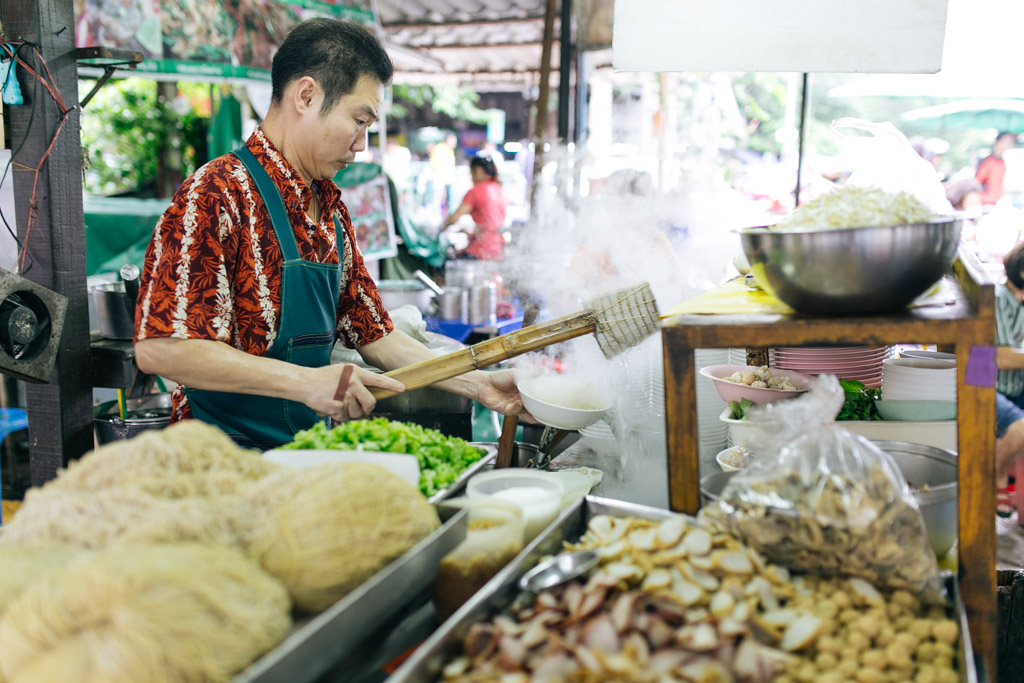 Talat Phlu: Thiên đường dành cho những người yêu ẩm thực và không gian hoài cổ - Ảnh: coconuts.co