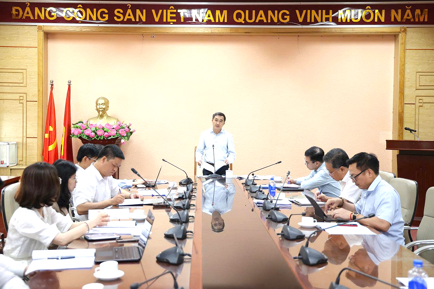 Thứ trưởng Bộ Y tế Trần Văn Thuấn phát biểu chỉ đạo tại cuộc họp rà soát tiến độ xây dựng Đề án Phát triển du lịch y tế giai đoạn 2026–2030 - Ảnh: MOH