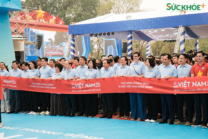 Buổi lễ kết thúc bằng hoạt động đi bộ hưởng ứng trên phố đi bộ Trần Nhân Tông, trước khu vực Công viên Thống Nhất - Ảnh: Thắng Nguyễn