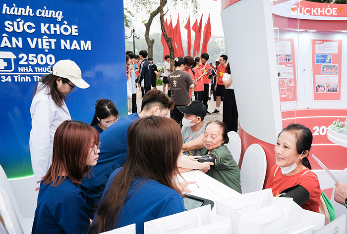 Người dân được trải nghiệm khám, tư vấn, sàng lọc miễn phí ngay tại sự kiện - Ảnh: Thắng Nguyễn