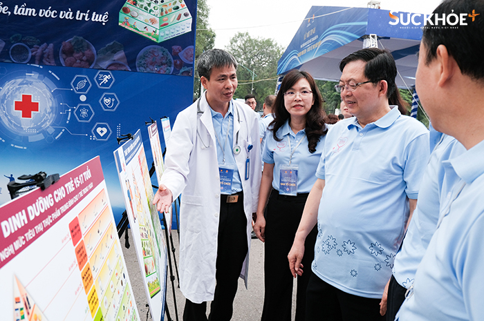 Phó Thủ tướng Chính phủ Hồ Quốc Dũng tham quan kiosk tư vấn của Viện dinh dưỡng Quốc gia - Ảnh: Thắng Nguyễn