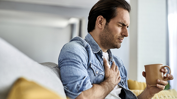 Caffeine trong cà phê có tác dụng làm giãn trực tiếp các cơ thắt thực quản