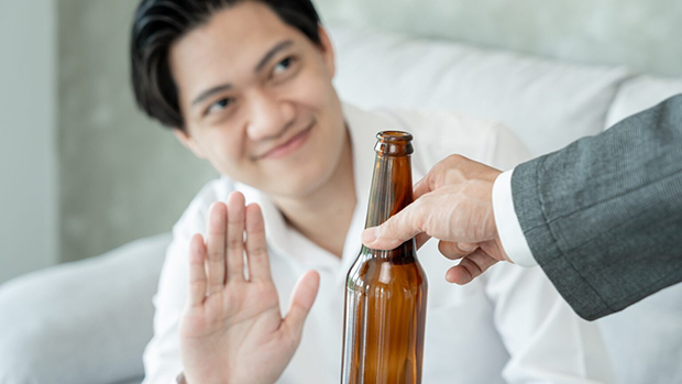 Người bị trào ngược nên kiêng rượu bia để tránh ợ nóng