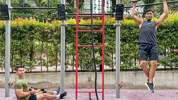 Tập thể dục ngoài trời với các thiết bị công cộng để giúp cải thiện vóc dáng