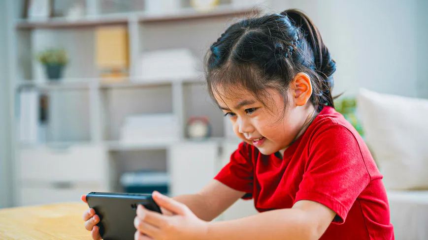 Nghiện điện thoại, máy tính bảng có màn hình cảm ứng khiến trẻ suy giảm khả năng cầm nắm, vận động bàn tay
