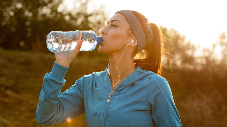 Bù nước và điện giải ngay sau khi tập luyện là bước quan trọng nhất trong quy trình phục hồi cơ thể
