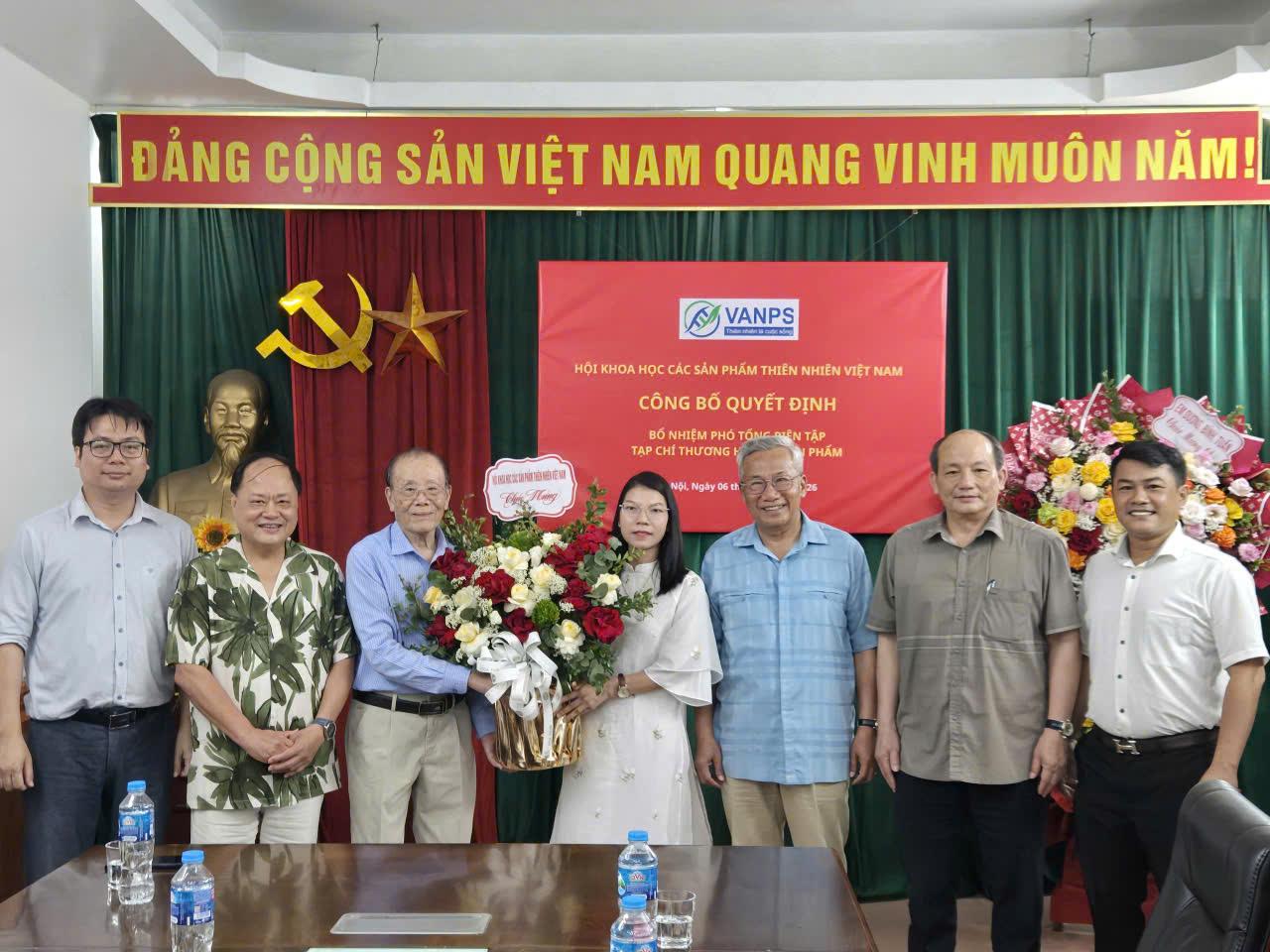 Lãnh đạo Hội Khoa học các sản phẩm thiên nhiên Việt Nam và Tạp chí Thương hiệu và sản phẩm chúc mừng nhà báo Nguyễn Thị Quyên tại Lễ công bố và trao Quyết định bổ nhiệm Phó Tổng Biên tập