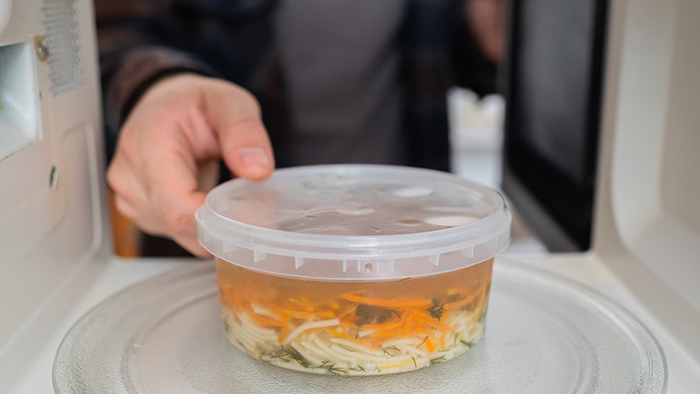 Không nên hâm nóng thức ăn trực tiếp trong hộp nhựa dùng một lần từ đồ ăn mang về