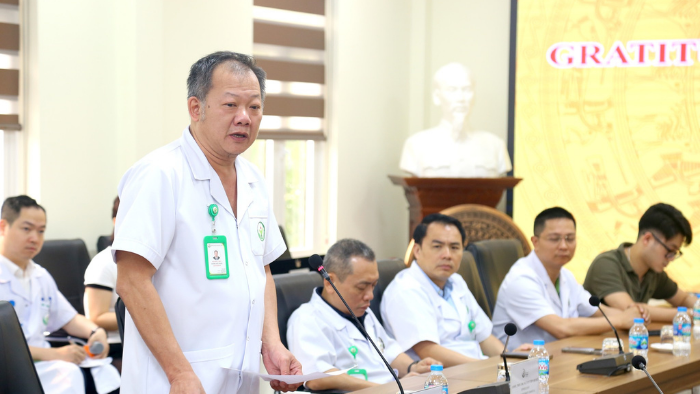 PGS.TS Dương Đức Hùng, Giám đốc Bệnh viện Hữu nghị Việt Đức đã gửi lời chia buồn sâu sắc tới cha mẹ và gia đình O.S.W trước mất mát không gì có thể bù đắp - Ảnh: BVCC.