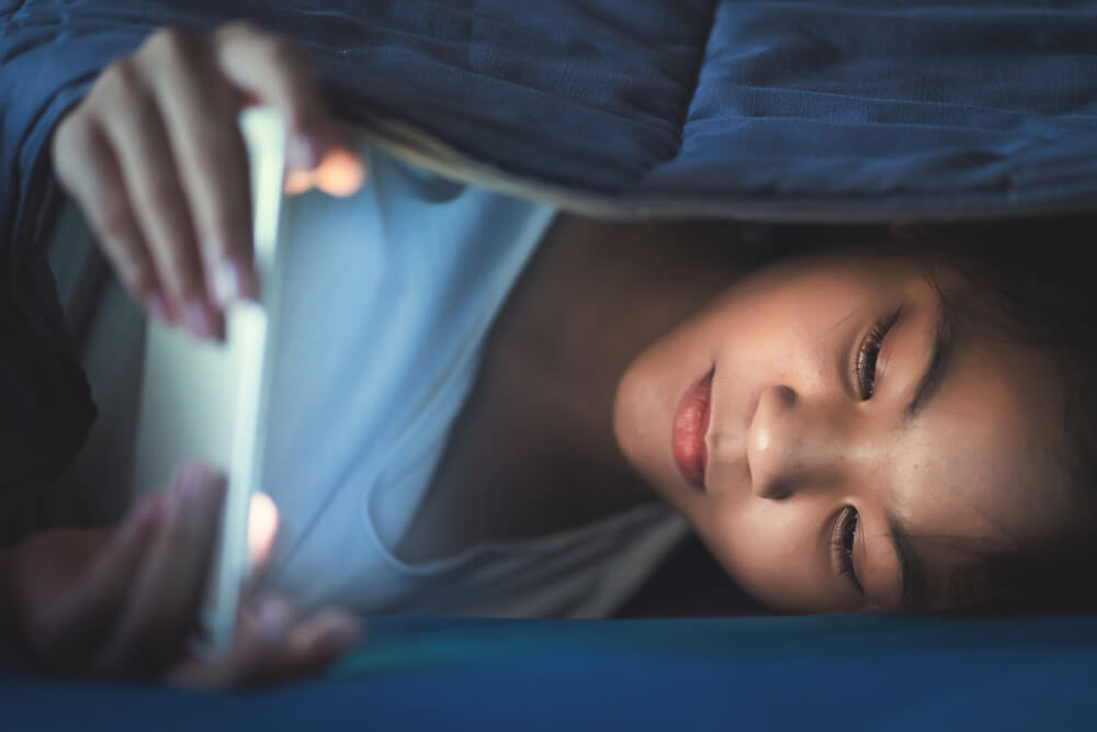 Hạn chế sử dụng thiết bị điện tử ít nhất 30 phút trước khi đi ngủ