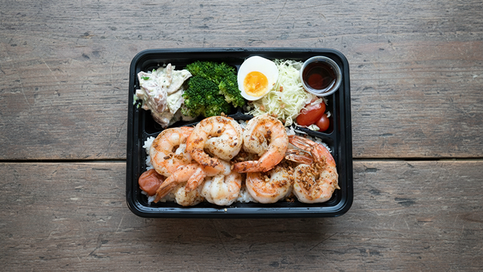 Tôm kết hợp cùng rau xanh giúp bổ sung đạm nạc và chất xơ, hỗ trợ cảm giác no lâu khi giảm cân