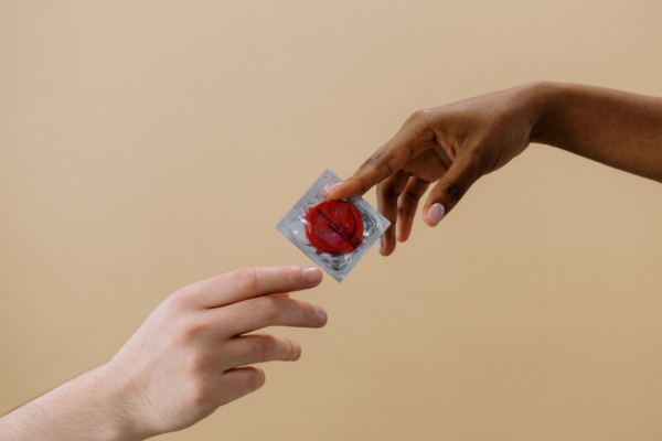 Nên quan hệ an toàn để phòng ngừa bệnh lây truyền qua đường tình dục.