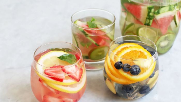 Bổ sung nước trái cây và các thực phẩm mọng nước giúp bù đắp điện giải hiệu quả hơn chỉ uống nước lọc