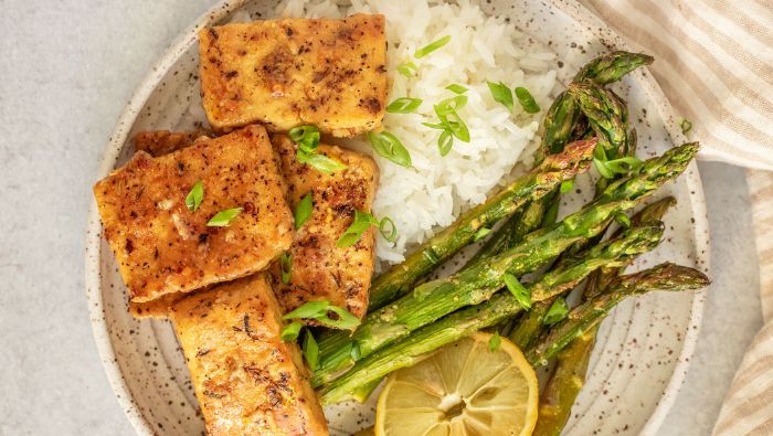 Dùng đậu phụ thay thế cá hồi khi thực hiện chế độ ăn chay