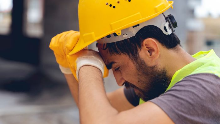 Nhiệt độ môi trường tăng cao khiến cơ thể đổ mồ hôi nhiều