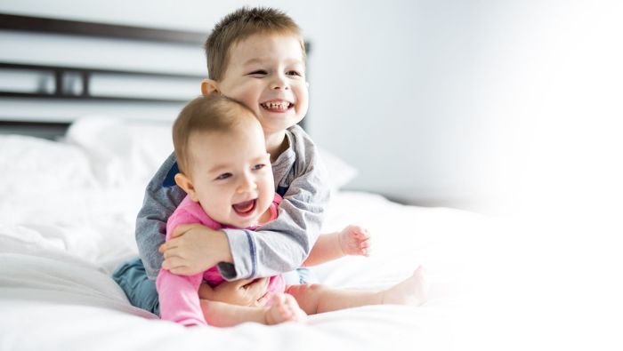 Hãy để tình cảm anh chị em phát triển tự nhiên qua những tương tác nhỏ