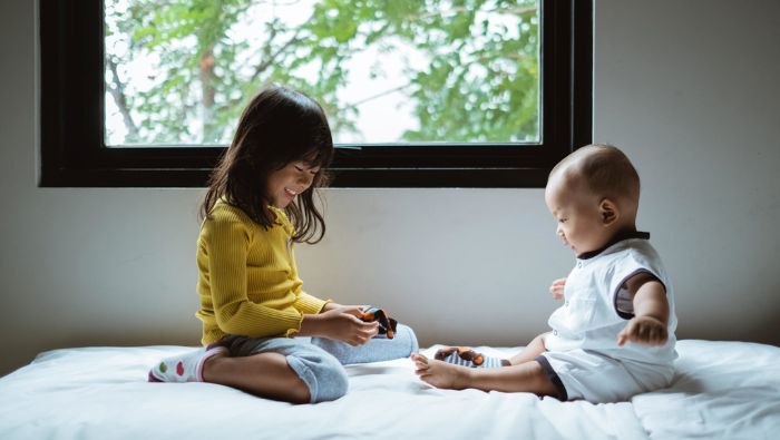 Hướng dẫn con đầu lòng tham gia chăm sóc em là cách giúp trẻ cảm thấy mình quan trọng và gắn kết hơn với thành viên mới