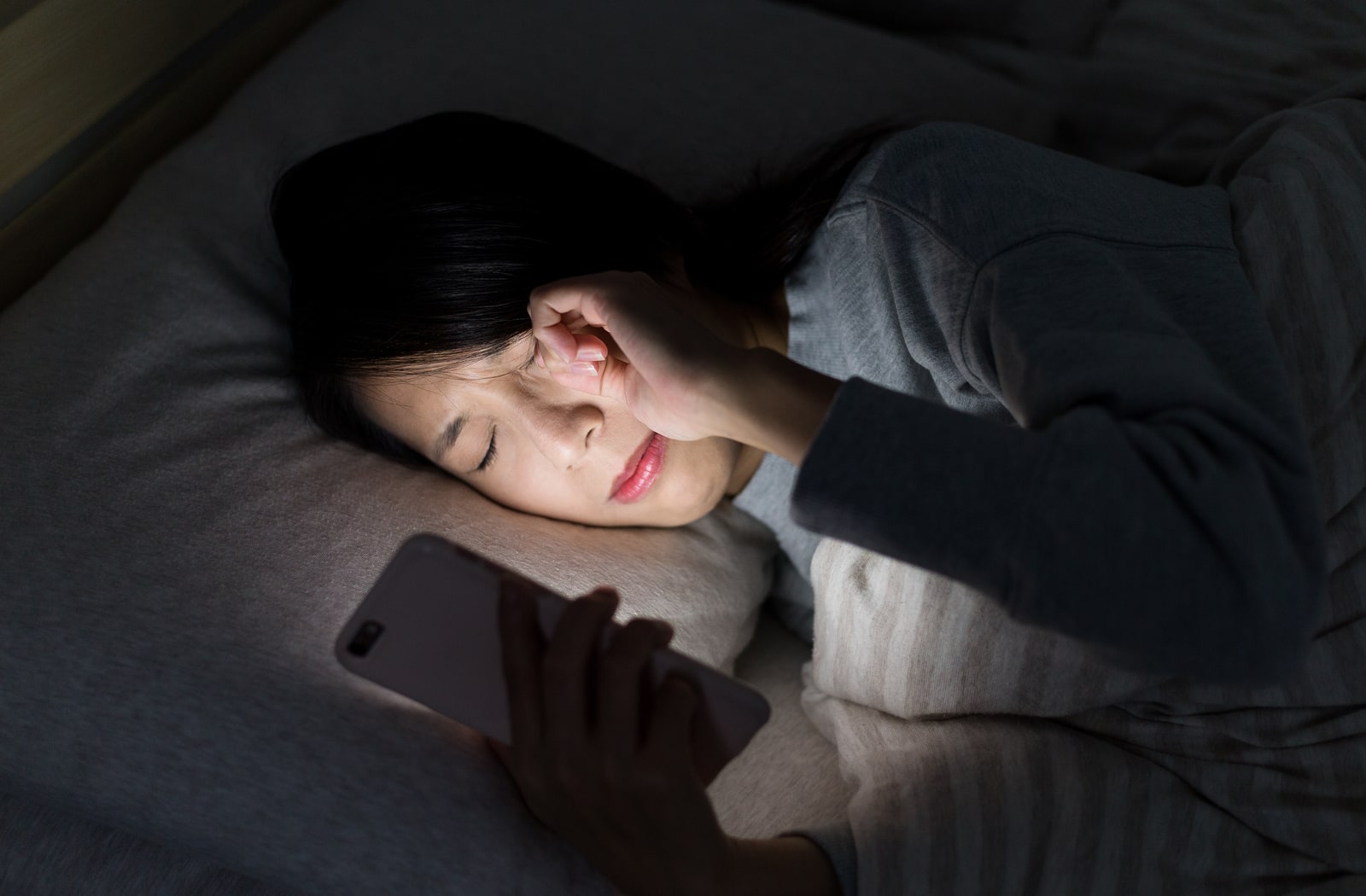 Khô mắt mạn tính có thể ảnh hưởng xấu tới chất lượng giấc ngủ và ngược lại