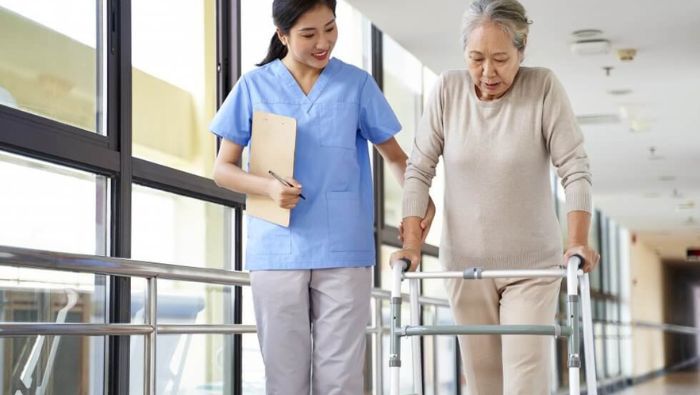 Tập vật lý trị liệu sớm giúp bệnh nhân nhồi máu não nhanh chóng phục hồi vận động