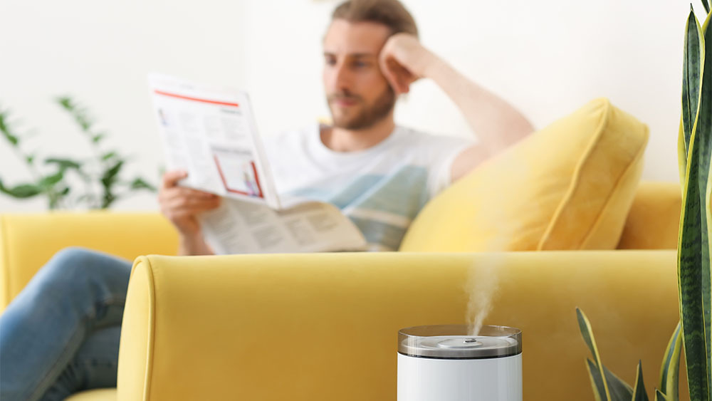 Sử dụng máy tạo độ ẩm giúp duy trì độ ẩm lý tưởng cho niêm mạc họng trong môi trường máy lạnh