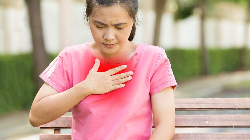 Acid dạ dày trào ngược khi thời tiết nóng làm trầm trọng thêm tình trạng đau rát cổ họng