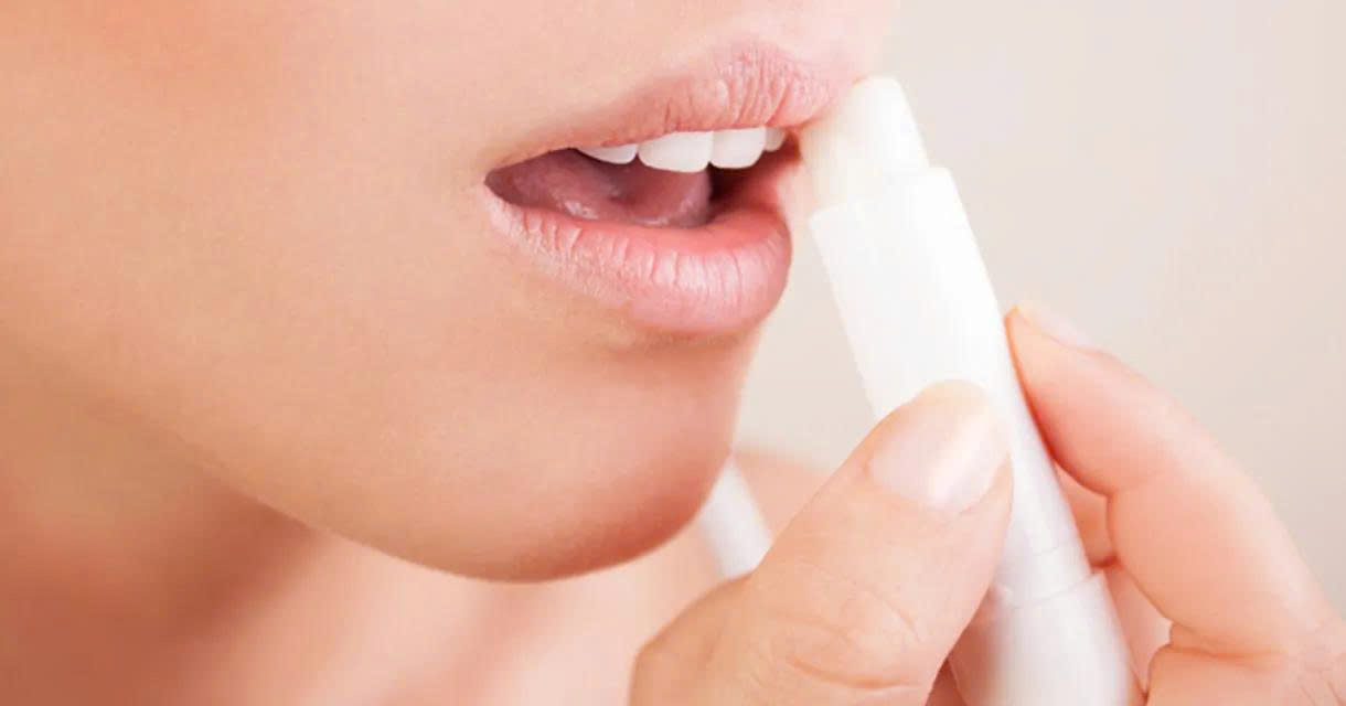 Giữ đôi môi mềm mại là bước quan trọng trong quy trình chăm sóc da