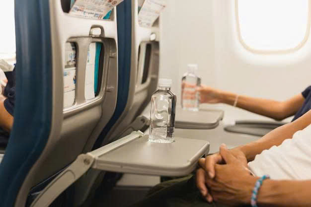 Bổ sung nước giúp duy trì trạng thái cân bằng cho cơ thể trong suốt hành trình bay