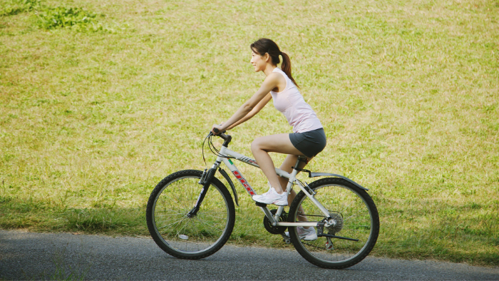 Người đạp xe nên nghiêng nhẹ phần thân trên về phía trước, với góc khoảng 15 - 20 độ để giúp duy trì sự căng nhẹ của cơ lưng