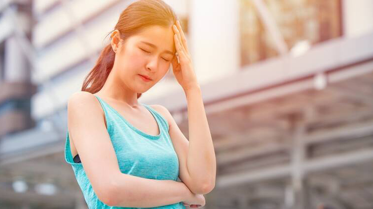 Tia UV cường độ mạnh và nhiệt độ cao làm giãn nở mạch máu, kích hoạt các cơn đau đầu dữ dội