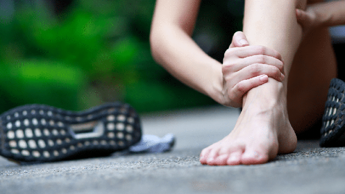 Khớp bị sưng tấy, nóng đỏ khiến việc đi lại, leo cầu thang trở nên khó khăn