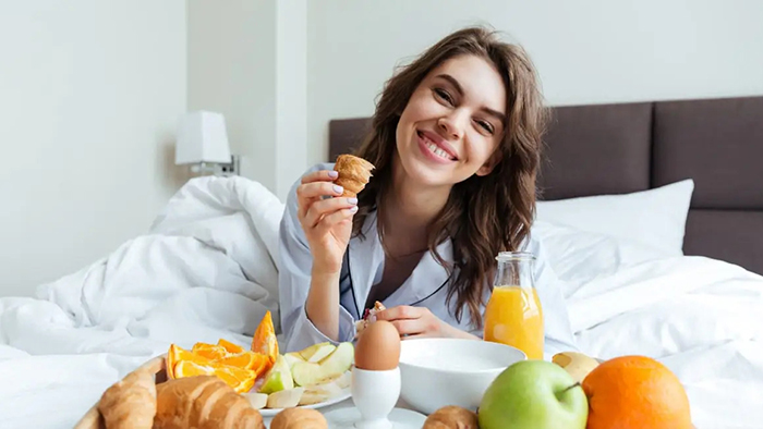 Bổ sung vitamin D, calci và các vi chất từ trái cây giúp giảm nhẹ các triệu chứng khó chịu khi đến tháng