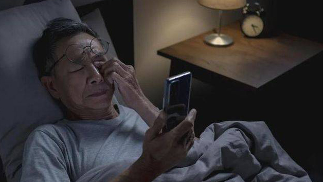 Tránh sử dụng điện thoại trước giờ ngủ để não bộ thư giãn, vào giấc dễ hơn