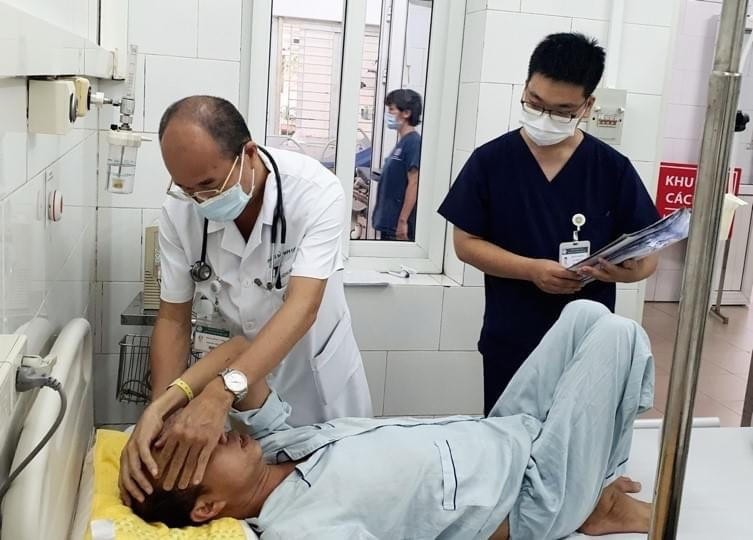 PGS TS Đỗ Duy Cường đang chăm sóc, điều trị cho bệnh nhân mắc bệnh Whitmore tại Bệnh viện Bạch Mai - Ảnh: BVCC