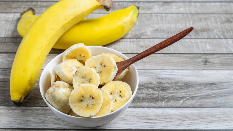 Người bệnh thận nên hạn chế hoặc tránh ăn chuối do chứa hàm lượng kali cao