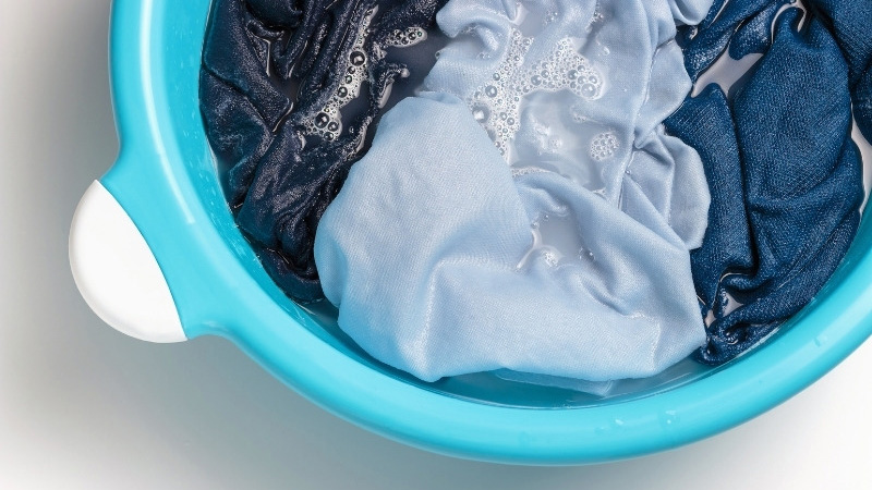 Chỉ nên ngâm quần áo tối đa 10 phút để tránh tình trạng chất bẩn thấm ngược vào sợi vải