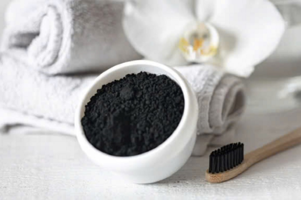 Nên sử dụng bàn chải có lông mềm để hạn chế tối đa việc than hoạt tính bào mòn men răng