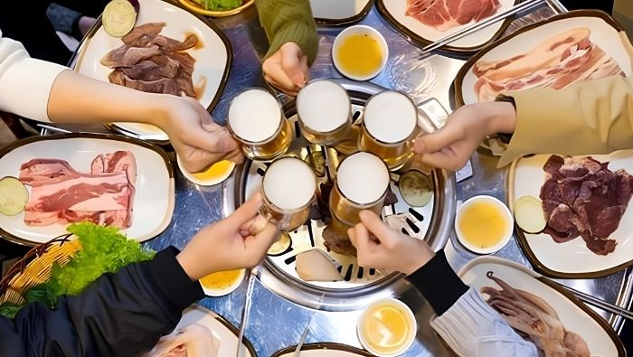 Uống bia làm tăng cảm giác ngon miệng, khiến bạn khó kiểm soát lượng thức ăn nạp vào trong các cuộc nhậu