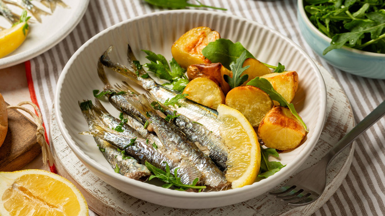 Cá mòi là nguồn cung cấp calci và vitamin D tự nhiên giúp ngăn ngừa tình trạng loãng xương