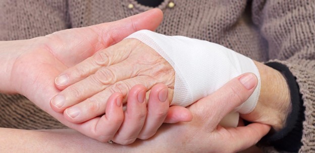 Vết thương lâu lành hơn có thể là một dấu hiệu cảnh báo đái tháo đường ở người già